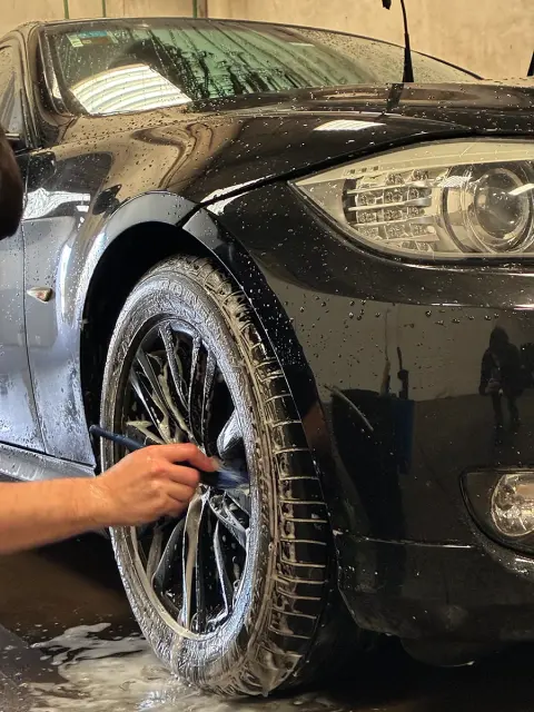 Cepillado de llanta durante el lavado — JL Lavadero & Detailing