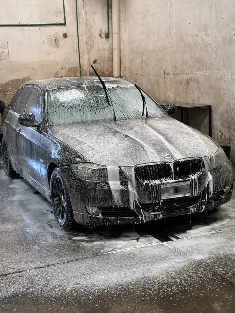 BMW Serie 3 cubierto en espuma activa — JL Lavadero & Detailing