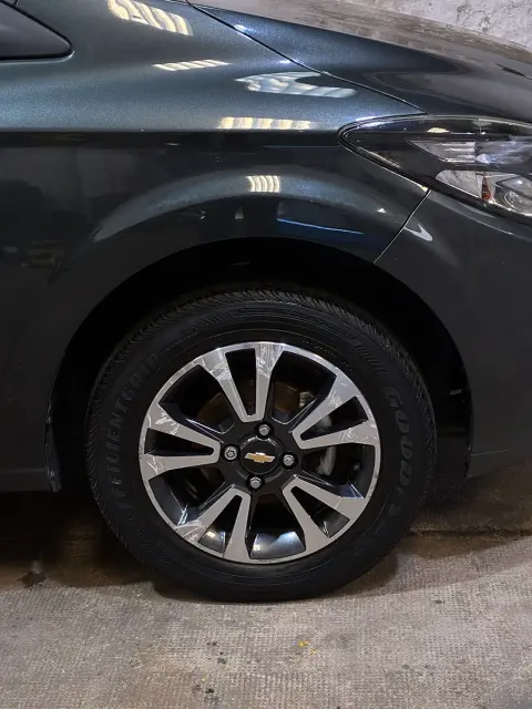 Detalle de llanta después del lavado — JL Lavadero & Detailing