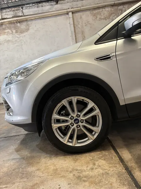 Detalle de llanta en Ford Kuga — JL Lavadero & Detailing