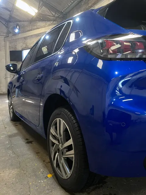 Detalle de llanta en Peugeot 208 — JL Lavadero & Detailing