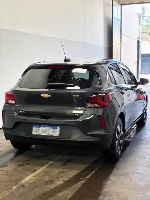 Detalle de parte trasera de Chevrolet Onix Premier — JL Lavadero & Detailing