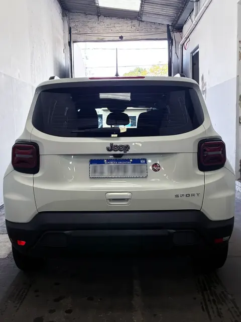 Detalle de parte trasera de Jeep Renegade — JL Lavadero & Detailing