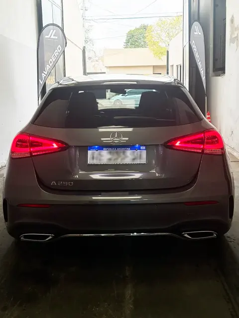 Detalle de parte trasera de Mercedes-Benz A250 — JL Lavadero & Detailing