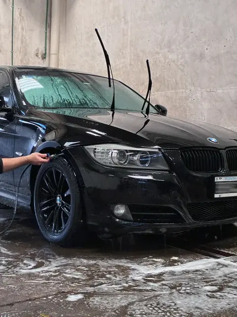 Enjuague de llanta al final del lavado — JL Lavadero & Detailing