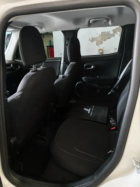 Interior de Jeep Renegade, asientos traseros — JL Lavadero & Detailing