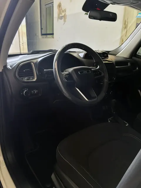 Interior de Jeep Renegade, tablero — JL Lavadero & Detailing