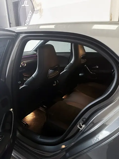 Interior de Mercedes-Benz A250, asientos traseros — JL Lavadero & Detailing