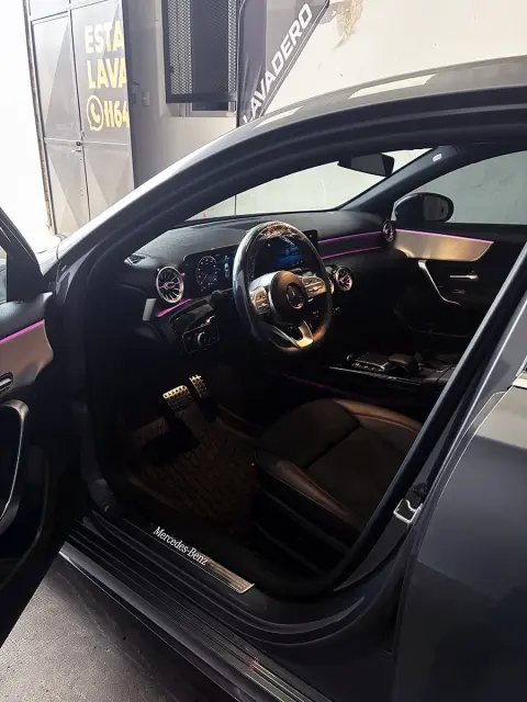 Interior de Mercedes-Benz A250, tablero — JL Lavadero & Detailing