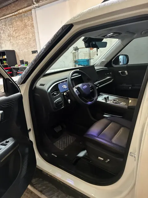 Interior de camioneta después del detailing — JL Lavadero & Detailing