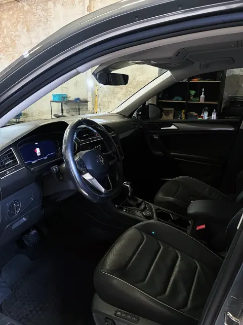 Interior de Volkswagen Tiguan después del detailing — JL Lavadero & Detailing