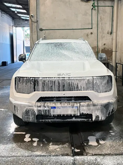 Aplicación de espuma en camioneta BAIC — JL Lavadero & Detailing