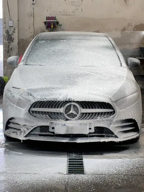 Aplicación de espuma en Mercedes-Benz A250 — JL Lavadero & Detailing