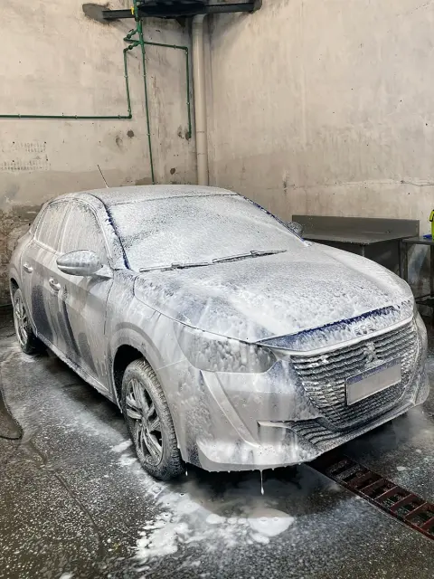 Aplicación de espuma en Peugeot 208 — JL Lavadero & Detailing
