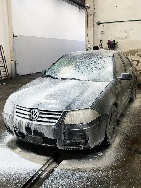 Aplicación de espuma en Volkswagen Bora — JL Lavadero & Detailing