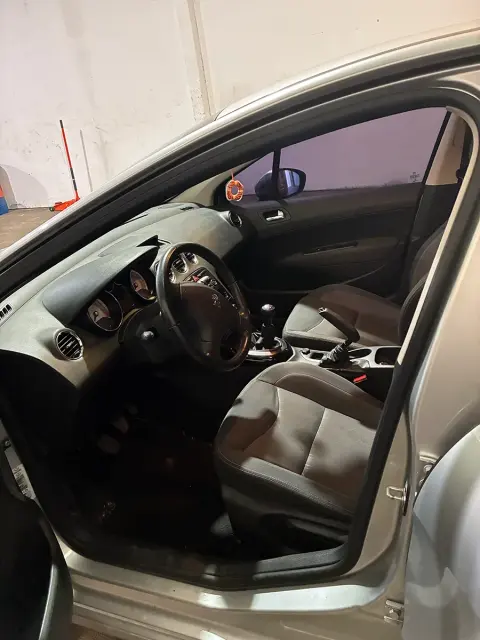 Limpieza de interior en Peugeot 308 — JL Lavadero & Detailing