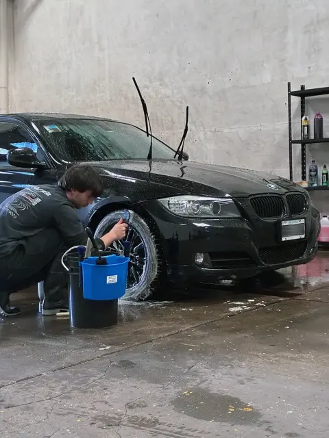Proceso de lavado de llanta en BMW — JL Lavadero & Detailing
