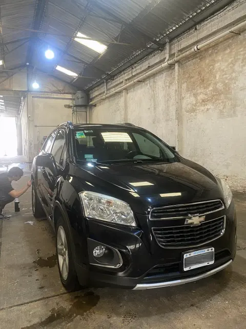 Limpieza de llanta en Chevrolet Tracker — JL Lavadero & Detailing